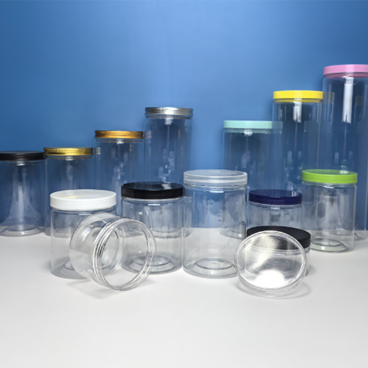 Skaidrus plastikinis stiklainis